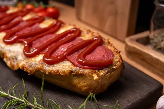 Idealna zapiekanka z salami: Prosty przepis na domowy hit