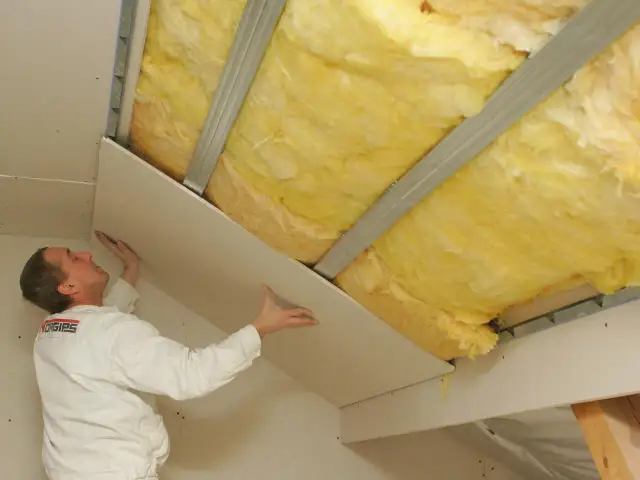 Jak układać wełnę mineralną na stropie, aby uniknąć błędów izolacyjnych