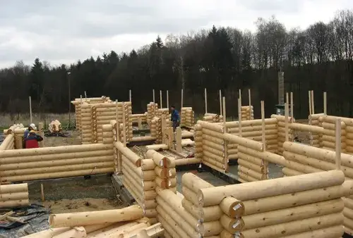 Jaka grubość bala na dom całoroczny, aby uniknąć wysokich kosztów ogrzewania?