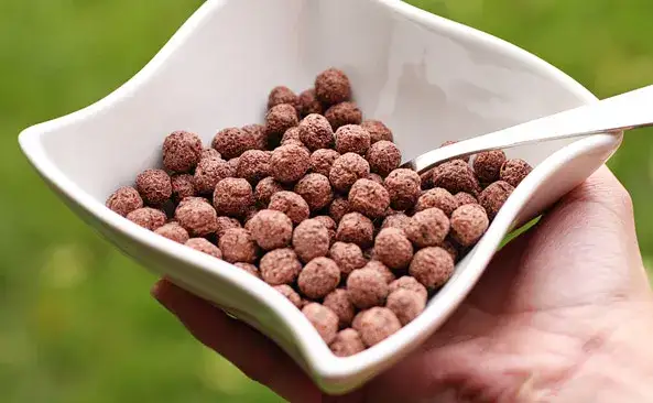 Ile kalorii mają płatki czekoladowe z mlekiem? Zaskakujące wartości!