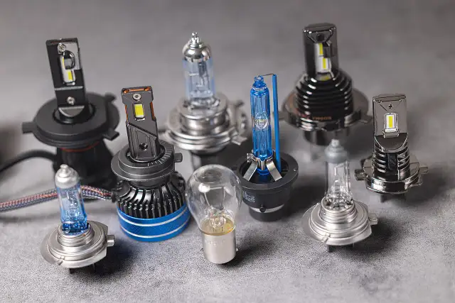 Różnorodne żarówki samochodowe, w tym nowoczesne LED p21w i p21/5w, obok tradycyjnych halogenowych.