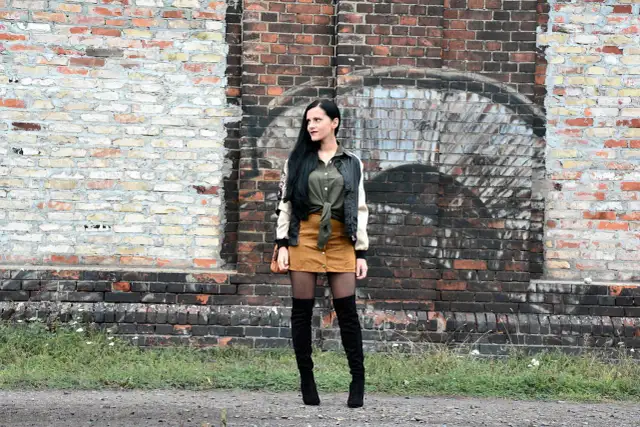 Stylizacje z musztardową spódnicą: Odkryj modne połączenia na każdą okazję