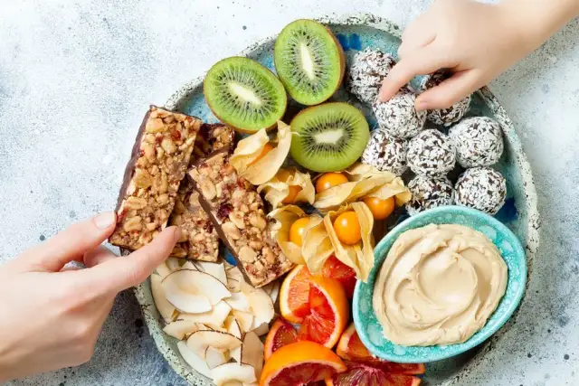 Zdrowe przekąski, które nie tuczą: Mądre podjadanie bez wyrzutów