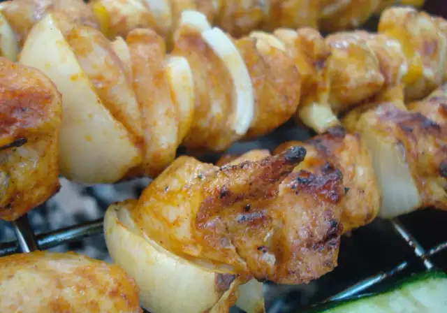 Jak pokroić cebulę na szaszłyki, by uniknąć rozczarowania smakiem