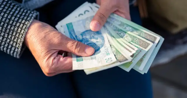 Czy muszę przejść z renty na emeryturę? Poznaj ważne konsekwencje
