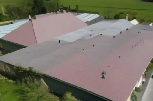 Ile farby na 100m2 dachu? Sprawdź, ile naprawdę potrzebujesz