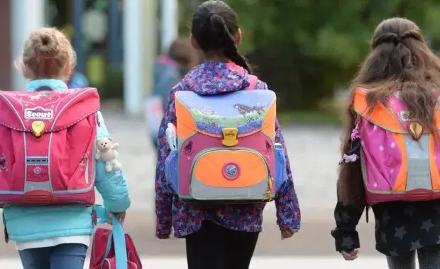 Ile powinien ważyć plecak szkolny? Zalecenia GIS i zdrowie dziecka