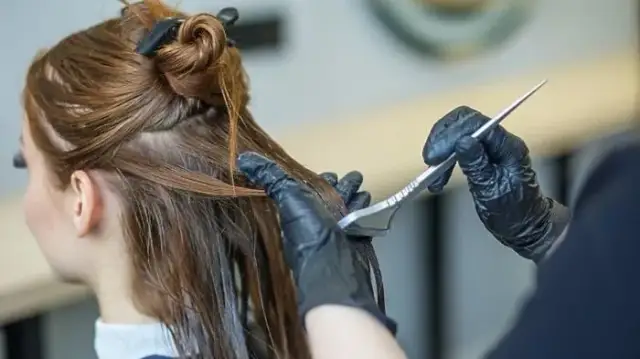 Jak farbować odrosty na ciemnych włosach, aby uniknąć nierówności