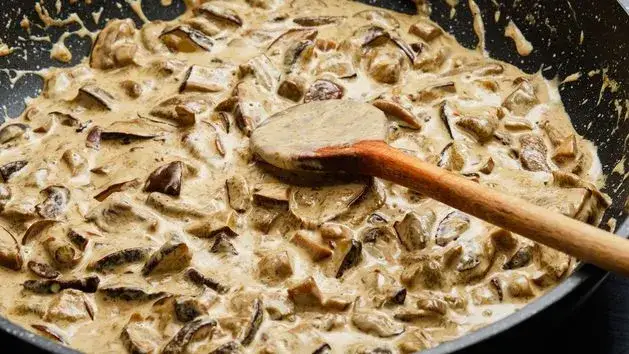 Sos pieczarkowy: kremowy przepis, sekrety smaku i idealnej konsystencji