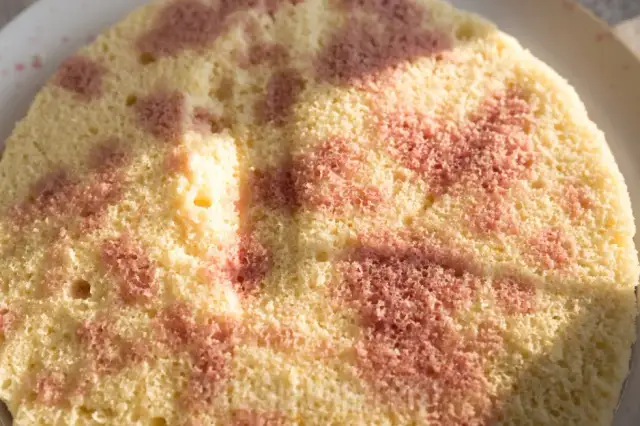 Czym nasączyć tort malinowy, by był idealnie wilgotny i aromatyczny? Sprawdzone sposoby