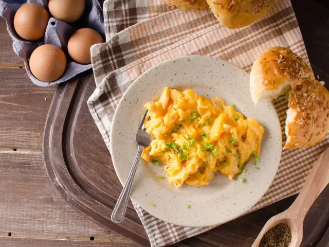 Dietetyczna jajecznica: Jak zrobić? Przepis na sycące śniadanie