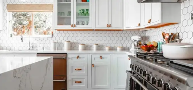 Czym pomalować fronty szafek kuchennych, aby uniknąć zniszczeń?