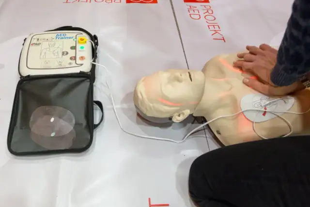 Użycie AED przez laika: Czy to legalne i bezpieczne? Rozwiewamy mity.