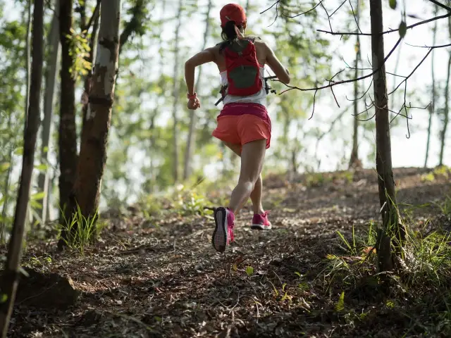 Bieganie z obciążeniem: korzyści czy kontuzje? Przewodnik eksperta