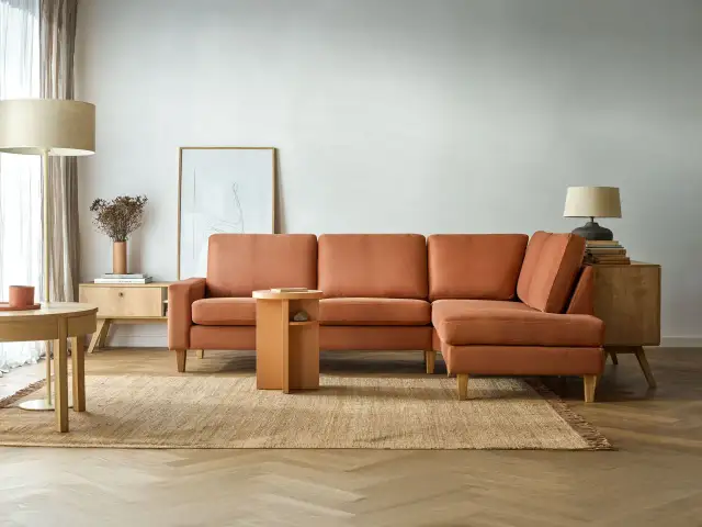 Ruda kanapa: Jakie dodatki? Stwórz salon marzeń bez błędów!