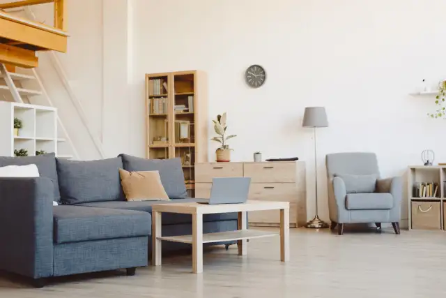 Fotel do szarej kanapy: Jak ożywić salon? Porady eksperta!