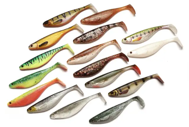 Różnorodne przynęty na spinning, imitujące rybki w wielu kolorach i wzorach, gotowe do łowienia.