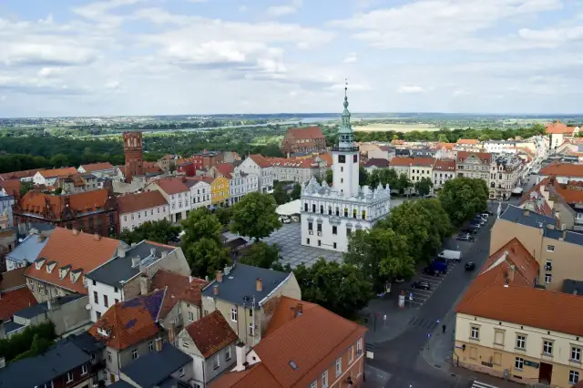 Urokliwy rynek z ratuszem i wieżą, otoczony kolorowymi kamienicami. To miasto zakochanych w Polsce, gdzie historia splata się z pięknem.