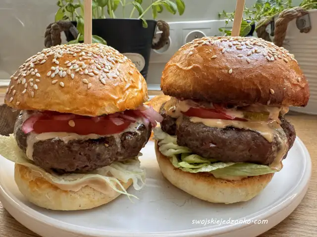 Idealny domowy burger wołowy: Przepis krok po kroku na soczysty smak