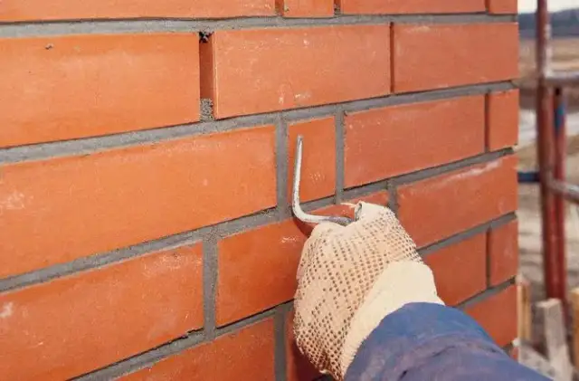 Czym uszczelnić pęknięty komin? Skuteczne metody na trwałą naprawę