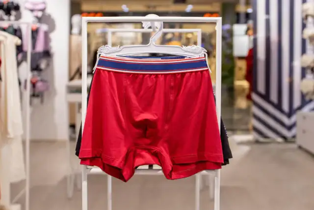 Czerwone bokserki Calvin Klein na wieszaku. Jak sprawdzić oryginalność? Zwróć uwagę na detale i jakość materiału.