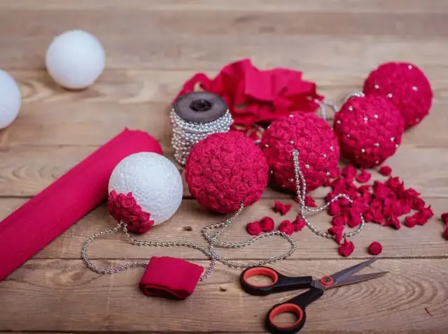 Jak ozdobić bombkę ze styropianu bibułą - proste i kreatywne pomysły