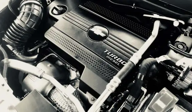 Obroty w benzynie: Jak zmieniać biegi, by nie zniszczyć silnika?