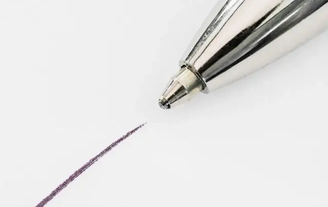 Plama z długopisu na białej bluzce? Uratuj ją! Skuteczne metody