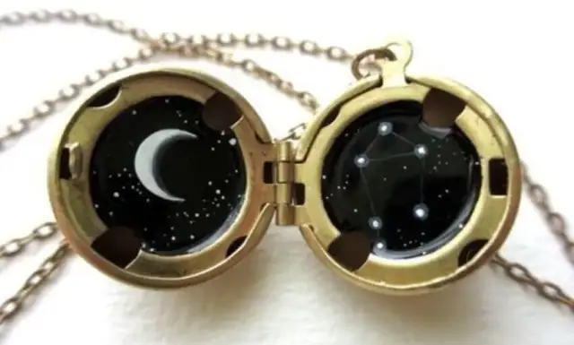 Wisiorek z księżycem co oznacza? Odkryj jego tajemnicze znaczenie