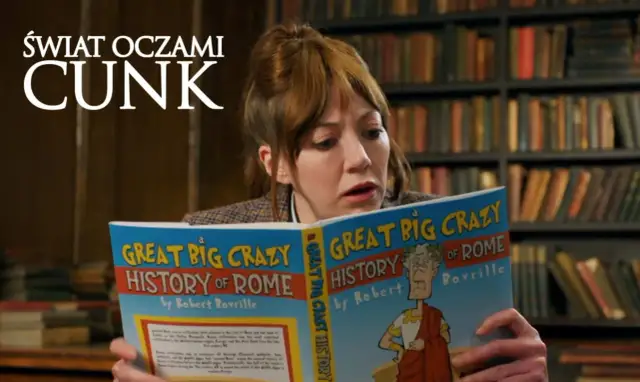 Kobieta z zaciekawieniem czyta książkę "Great Big Crazy History of Rome", jakby odkrywała świat oczami Cunk.