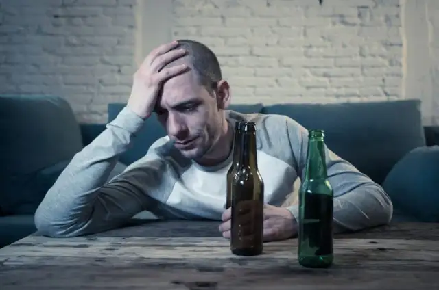 Możesz pić alkohol podczas badania kału? Sprawdź zalecenia lekarzy