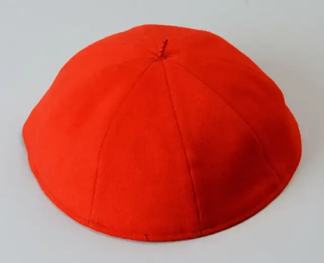 Czy na pogrzebie można mieć czapkę? Zasady noszenia nakrycia głowy