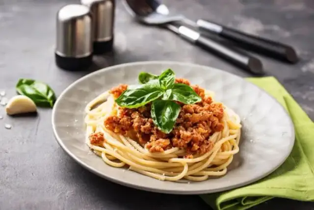 Spaghetti bolognese skąd pochodzi? Odkryj kontrowersje i historię