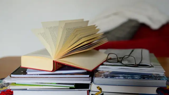 Inspirujące cytaty o książce i czytaniu - moc słów na kartach