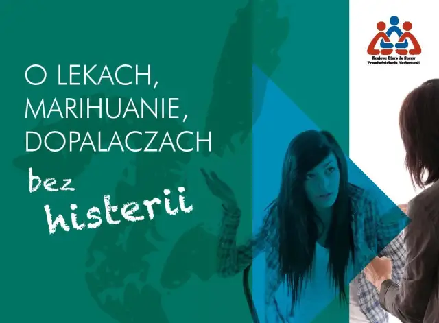 Młoda kobieta z niepokojem patrzy na rozmówcę, na tle napisu o dopalaczach.