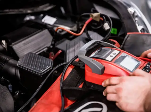 Prostownik do AGM: Jak wybrać, by nie zniszczyć akumulatora?