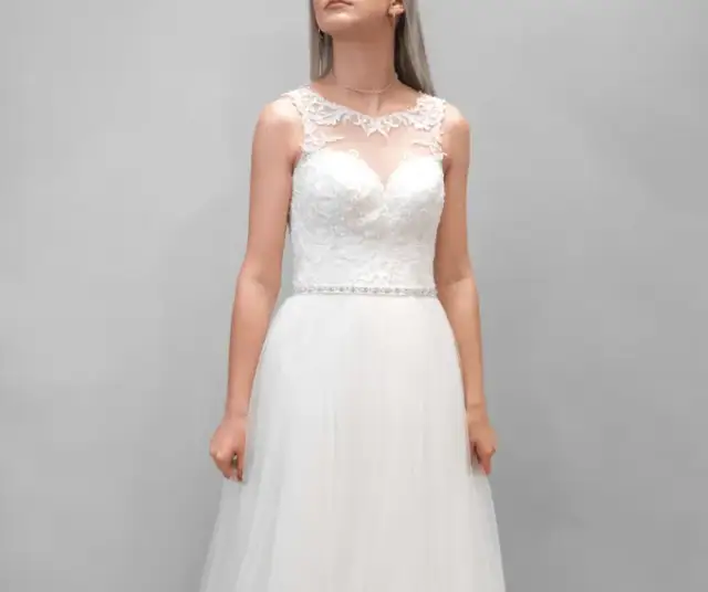 Jaki dekolt sukni ślubnej do małego biustu, aby wyglądać zjawiskowo?