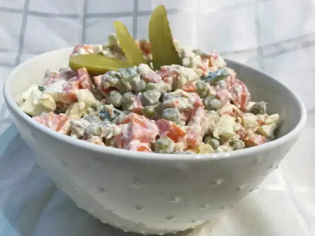 Idealne sałatki do żeberek, które poprawią smak Twojego dania