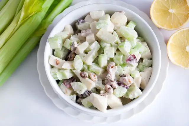 Seler naciowy w sałatce: jak usunąć twarde łyko?