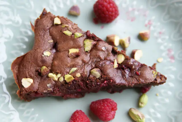 Czy ciasto z pistacjami i masą pistacjową to wyjątkowy deser?