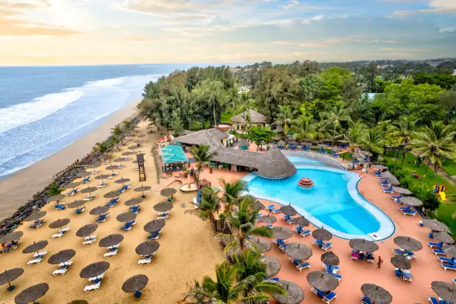 Idealne wakacje Gambia: plaża, basen i palmy. Słońce, morze i relaks w tropikalnym raju.