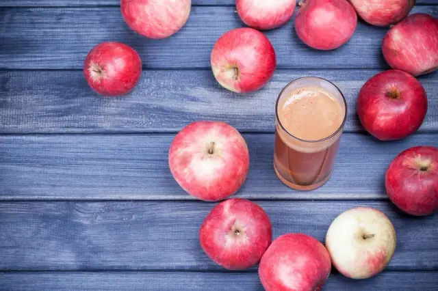 Napoje na piękną cerę: Co pić, by skóra promieniała?