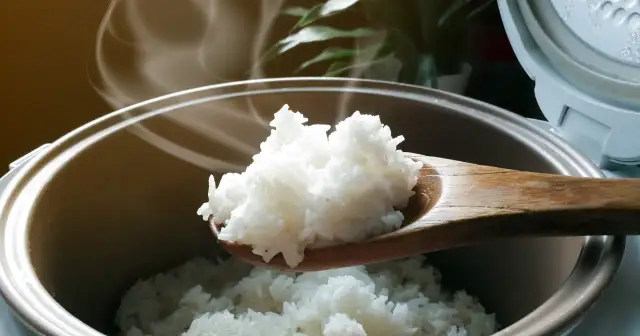 Czy ryż tuczy? Ekspertka wyjaśnia: jedz i nie tyj!