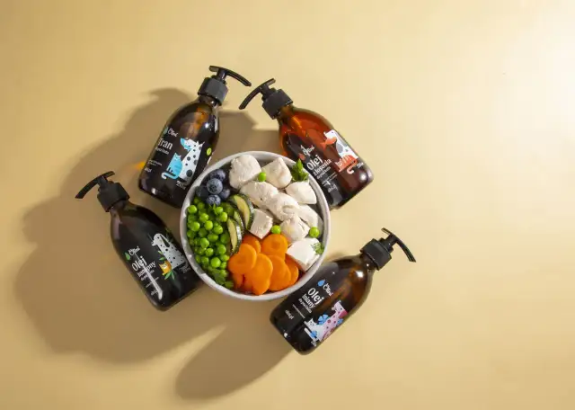 Olej rzepakowy dla psa? Te butelki z olejami dla zwierząt i miska z jedzeniem sugerują, że tak.