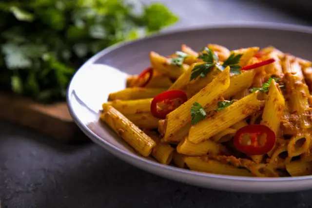 Pesto rosso: Z czym podać? Odkryj nowe smaki w 15 minut!