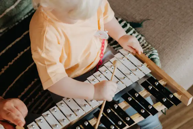 Zagraj "Sto lat" na cymbałkach! Nuty literowe, kolorowe i Do Re Mi.