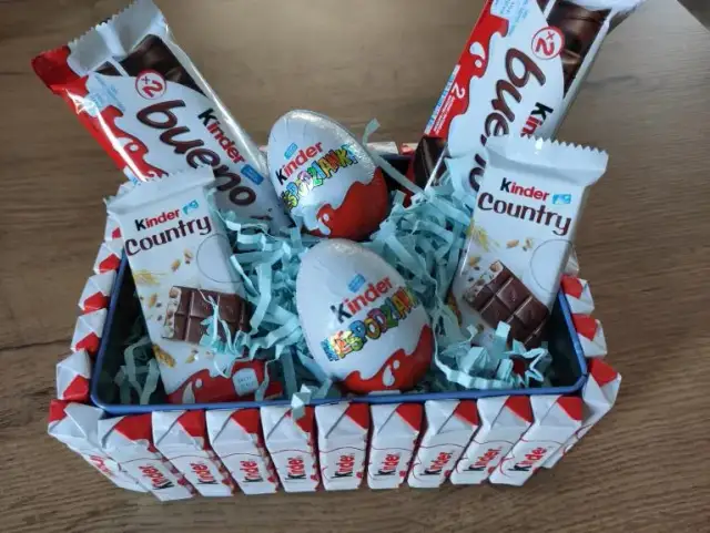 Jak zrobić tort z batoników Kinder? 2 pomysły krok po kroku