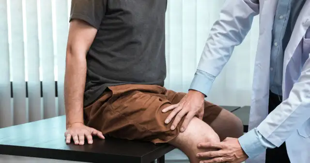 Ból ud bez wysiłku? Poznaj 10 przyczyn i kiedy iść do lekarza