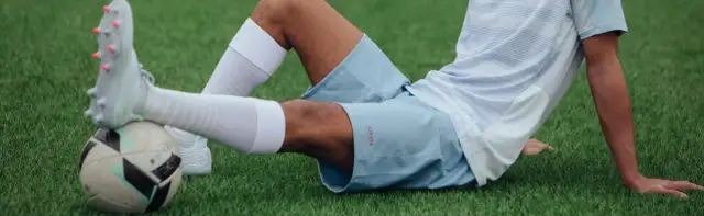 Skuteczne metody, jak rozciągnąć buty piłkarskie i poprawić komfort gry