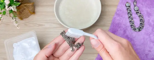 Pasta do zębów na srebro? Ryzyko czy ratunek dla biżuterii?